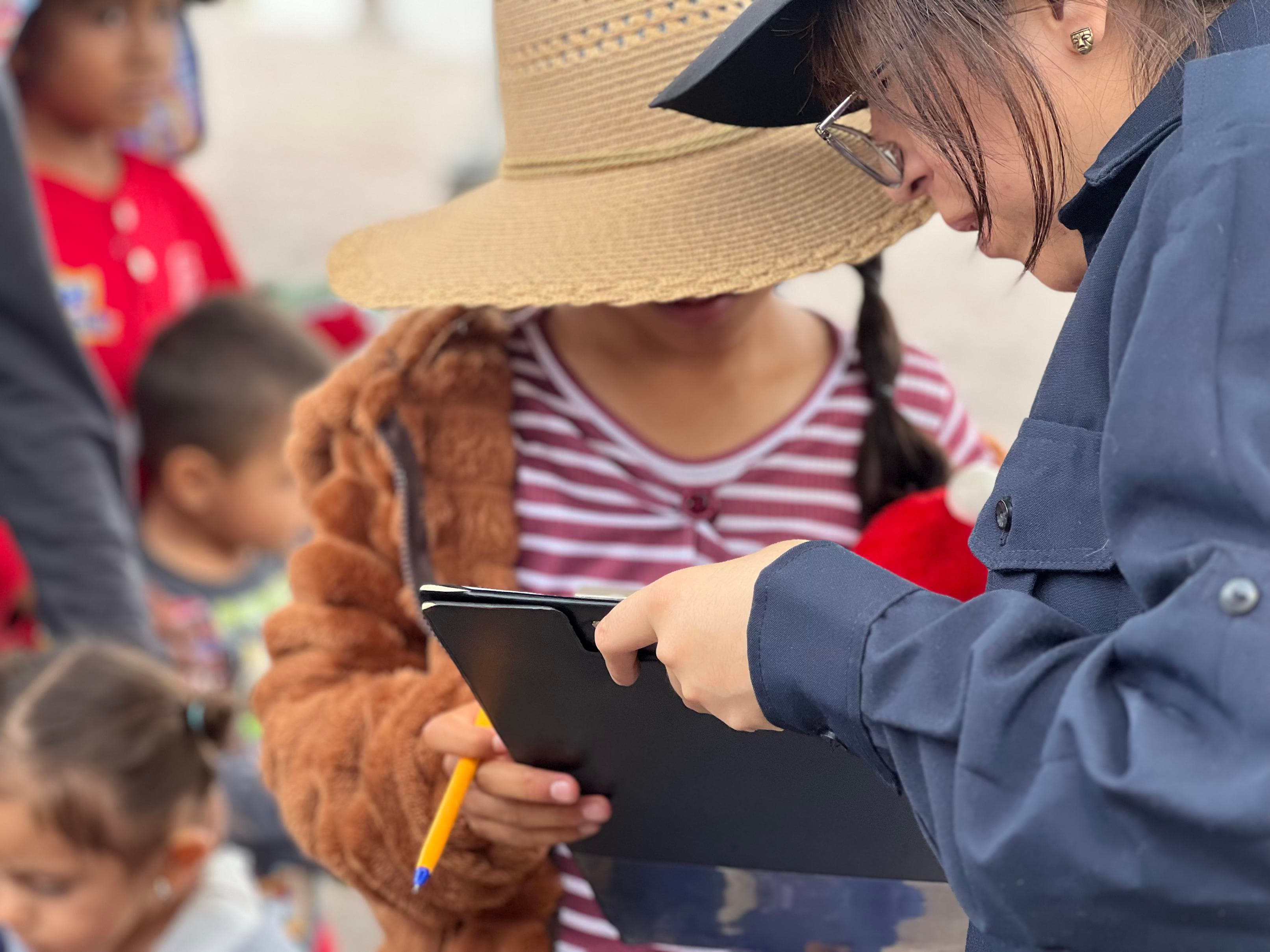 Actividad comunitaria con niñas y niños