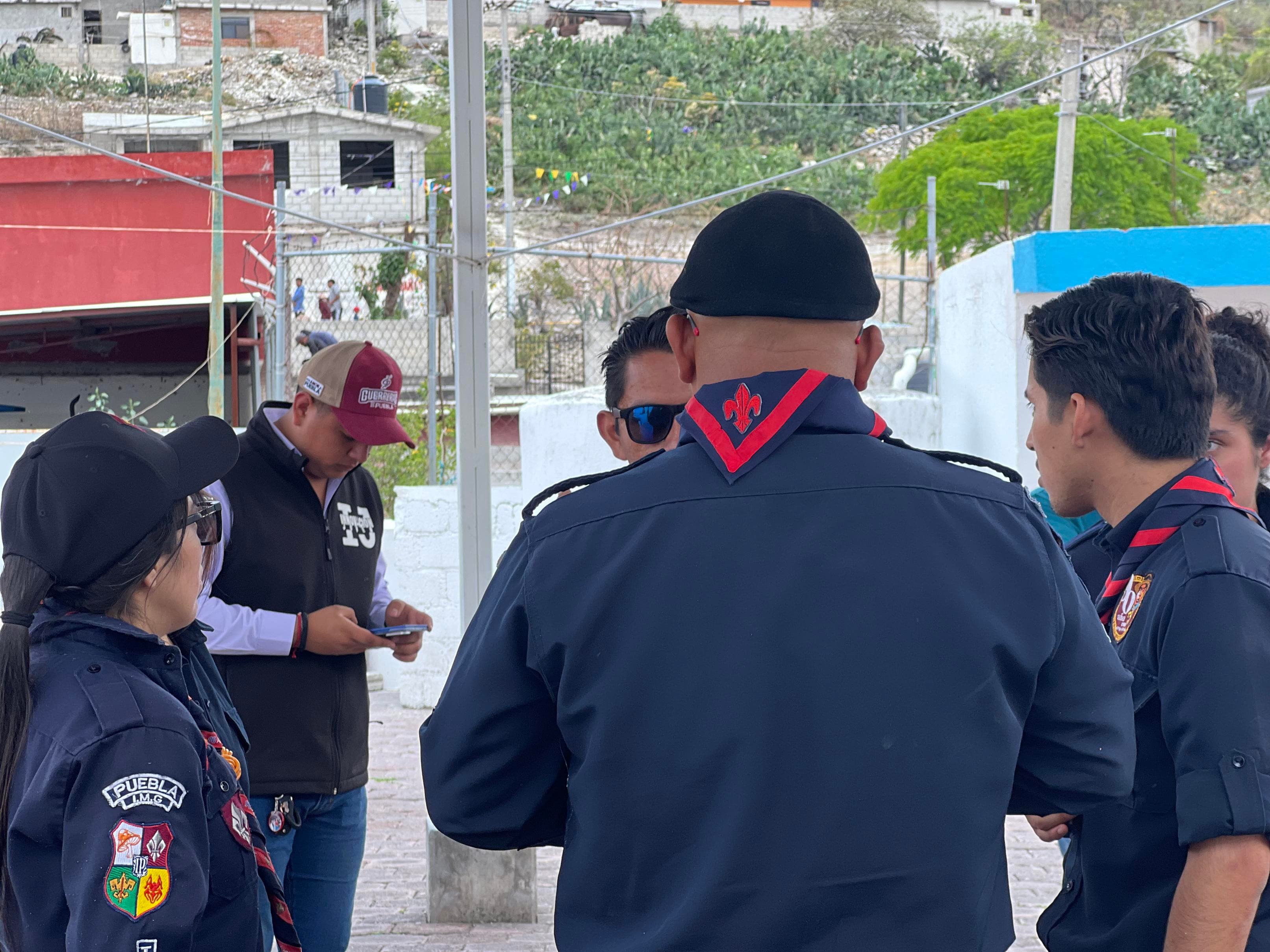 Equipo scout organizando una actividad