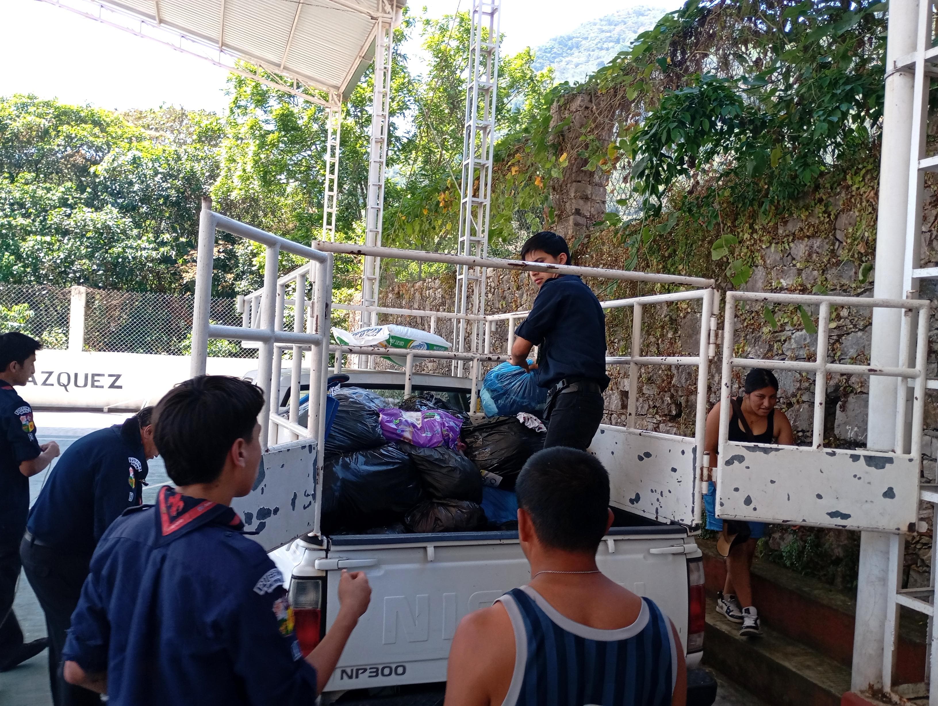 Equipo scout trasladando materiales
