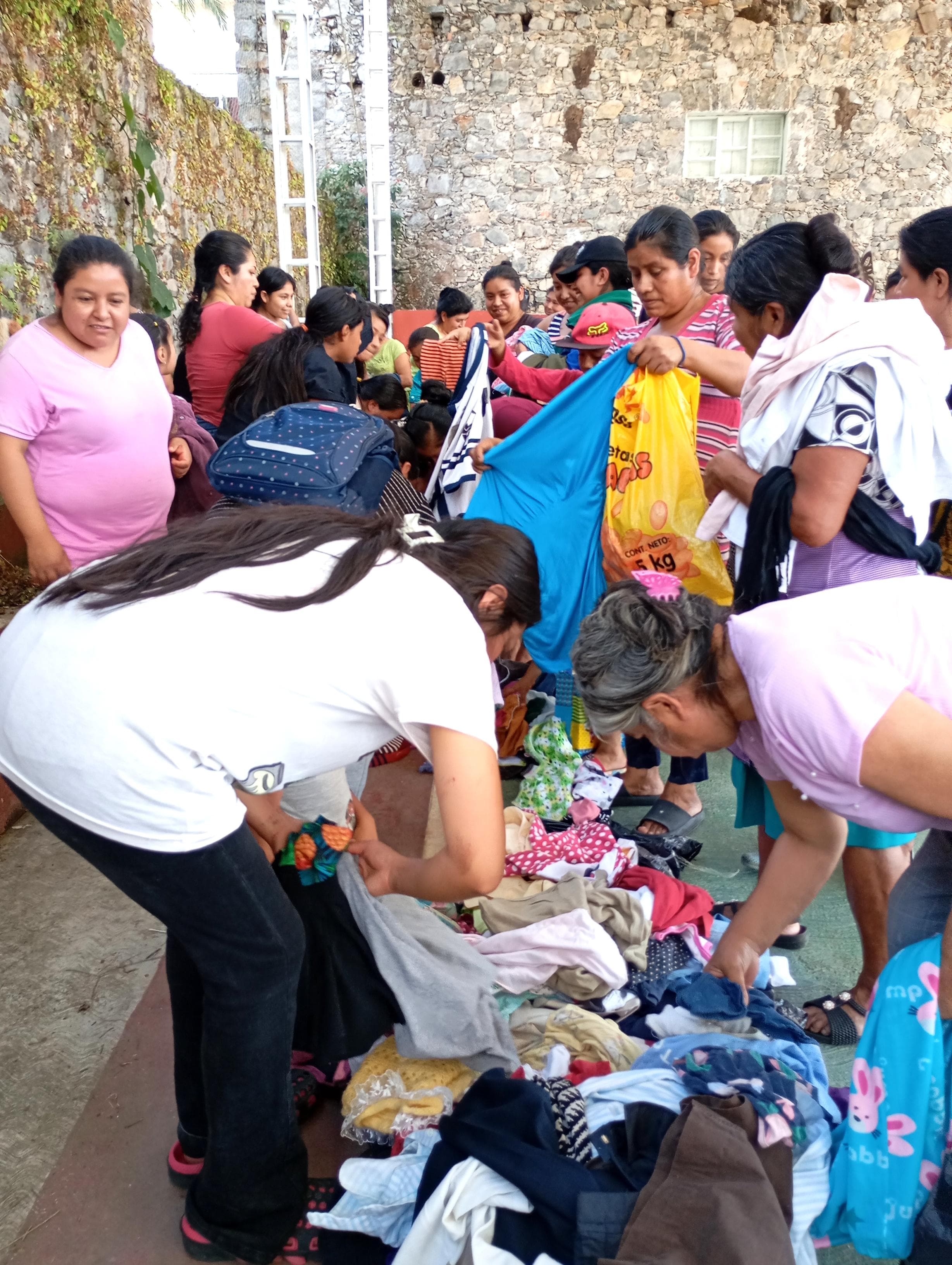 Personas compartiendo materiales en comunidad