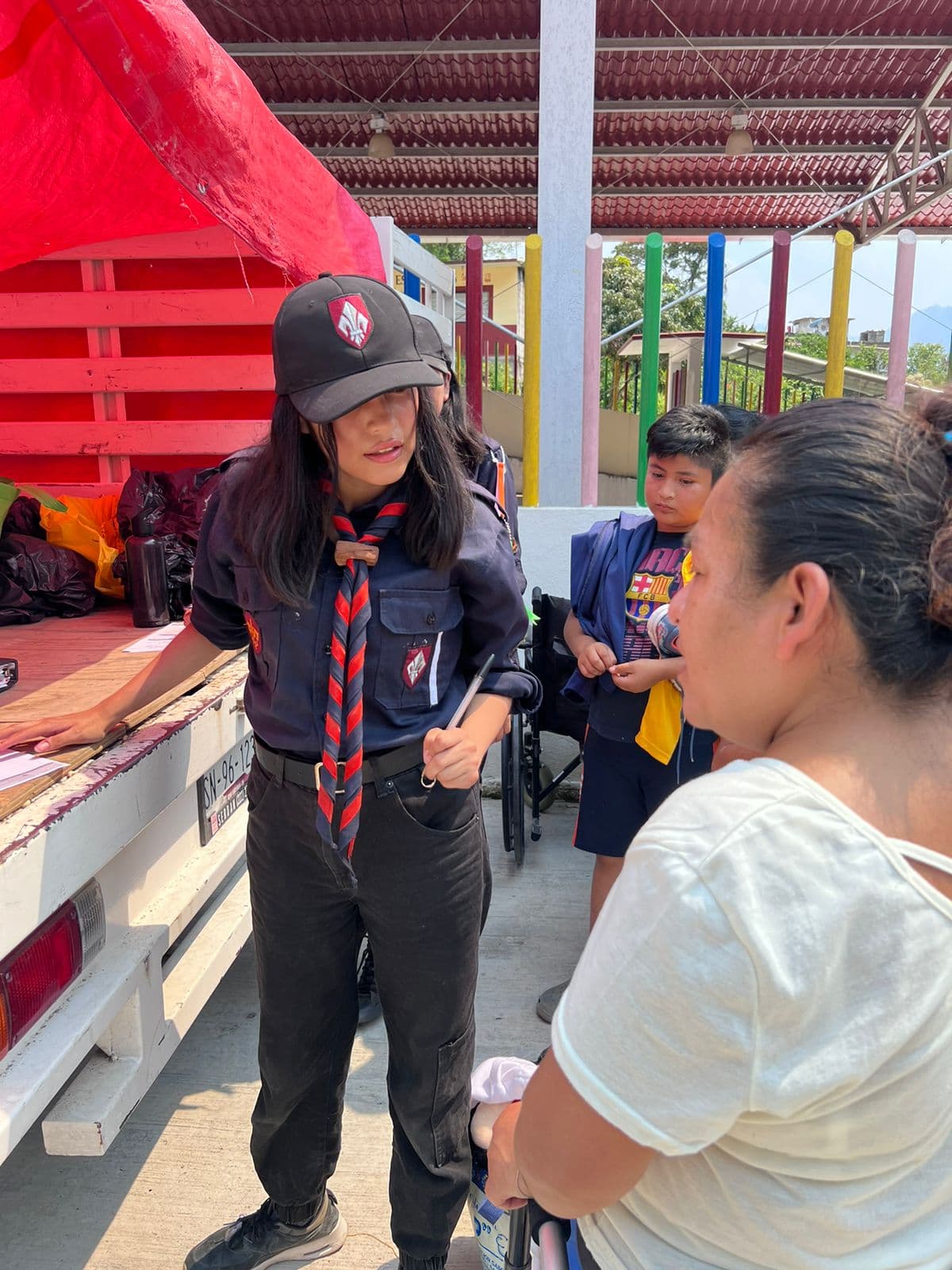 Scout conversando con integrantes de la comunidad