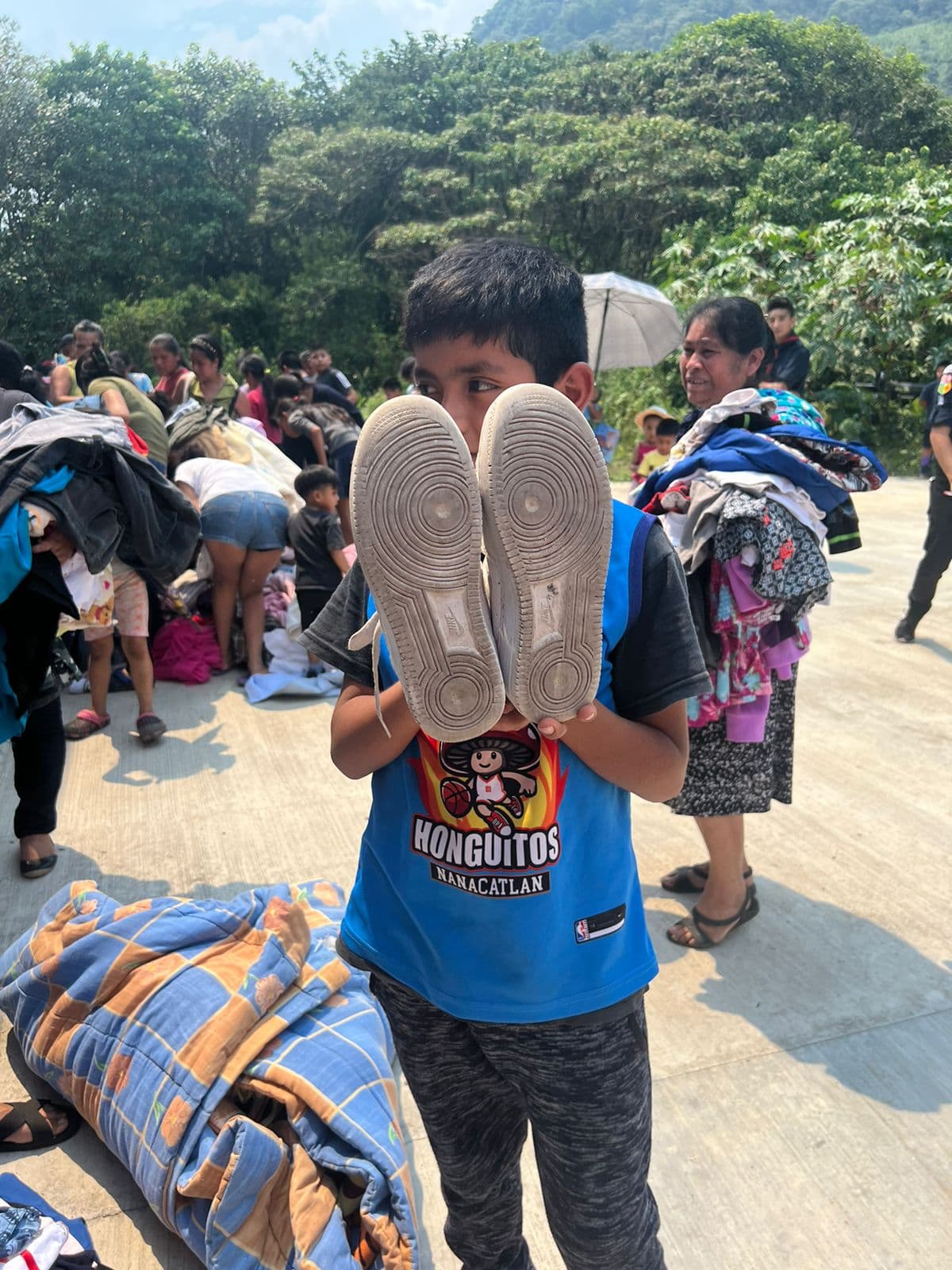 Niño participando en una jornada comunitaria