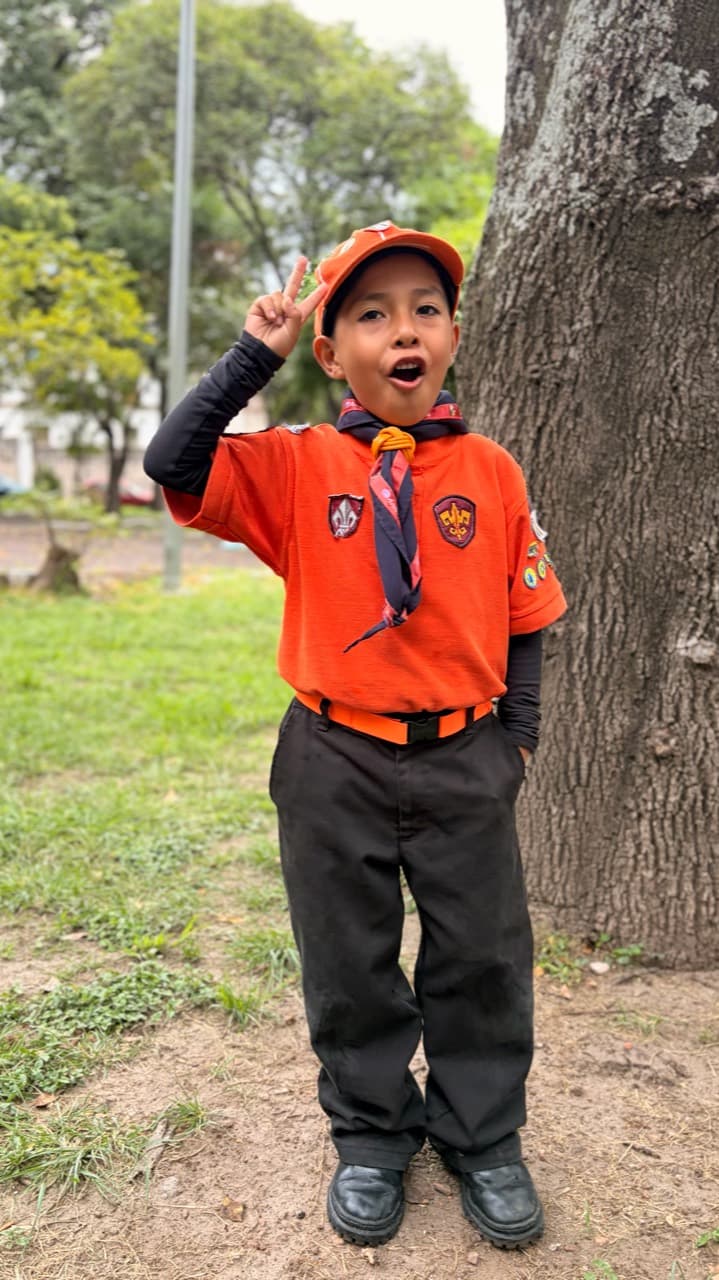 Niño de la Ronda del CDE México con el uniforme completo